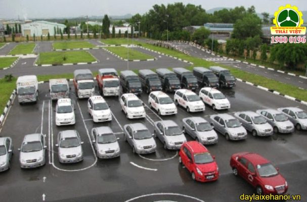 Lệ phí đăng ký học lái xe B1 ở Hà Nội khoảng 4 triệu đồng