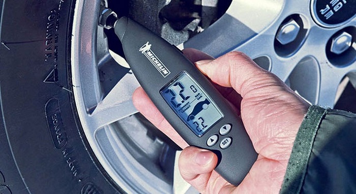 hình ảnh kiểm tra áp suất lốp ô tô