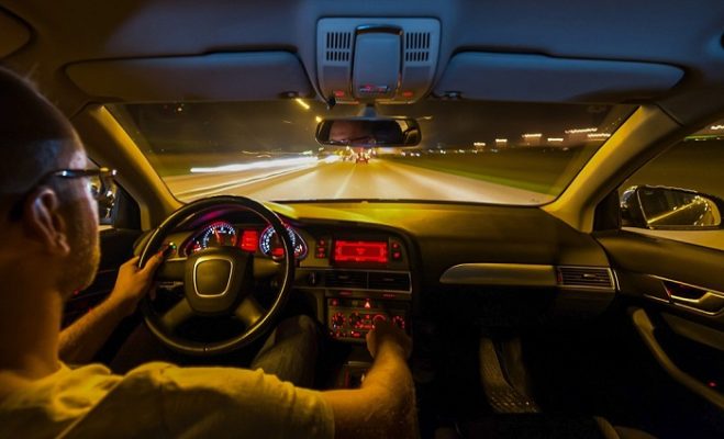 hình ảnh lái xe ô tô ban đêm