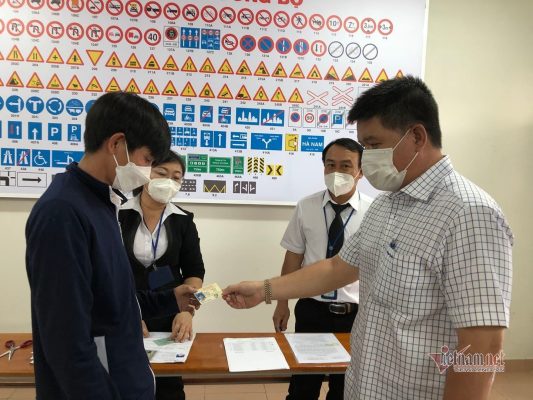Ông Bùi Hòa An - Phó giám đốc Sở GTVT TP.HCM trao GPLX cho tài xế chỉ hai giờ sau khi có kết quả sát hạch