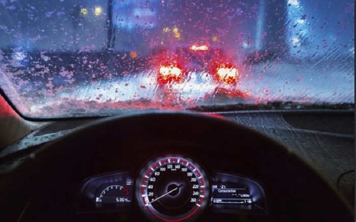 Lái xe ô tô khi trời mưa