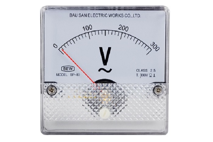 Sử dụng vôn-kế đo điện áp của ắc quy