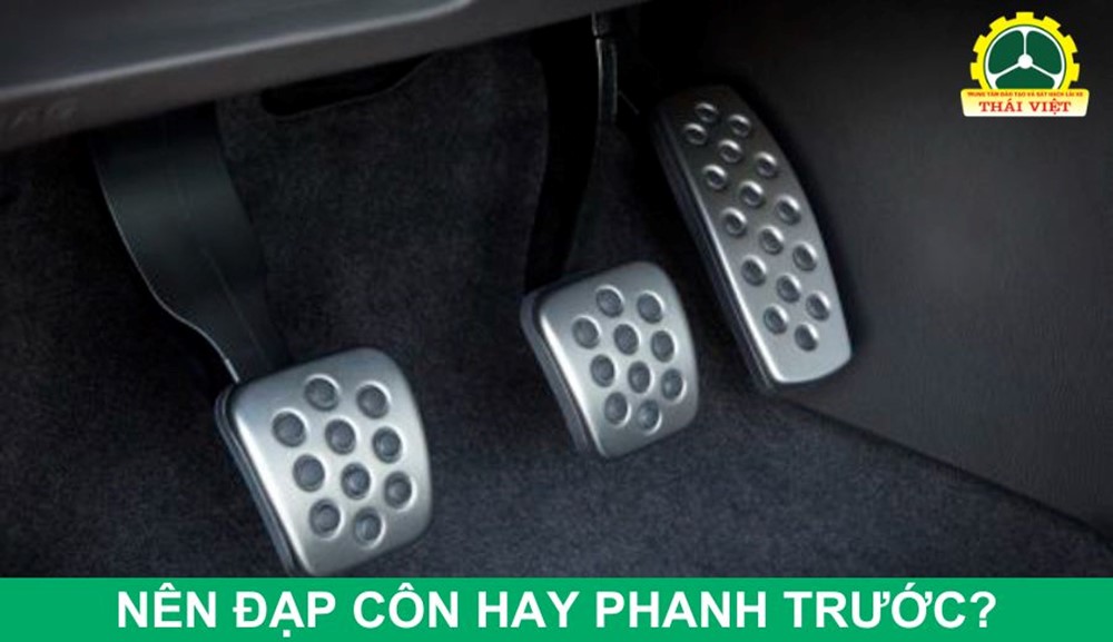 đạp côn hay đạp phanh trước