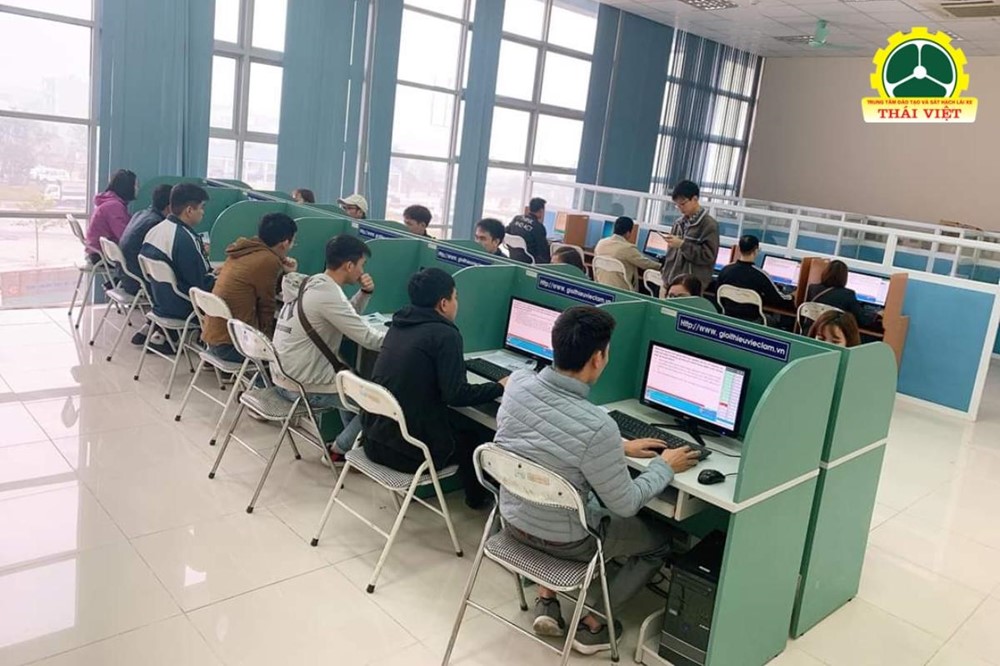 học viên ngồi ôn tập lý thuyết lái xe hạng c