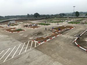 Một trong những tình huống đòi hỏi sự cẩn trọng tối đa là tạm dừng ở nơi có đường sắt chạy qua.