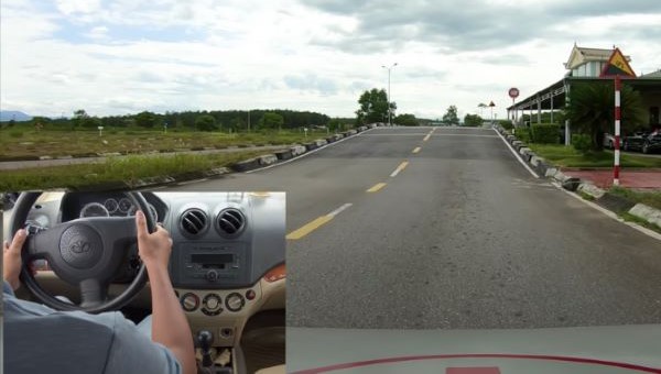 Góc nhìn từ người lái khi chuẩn bị đề pa lên dốc – giữ tay lái vững, quan sát điểm căn chính xác.