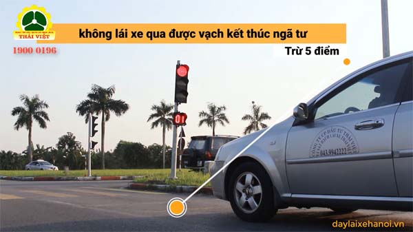 Dừng xe nhường đường cho người đi bộ