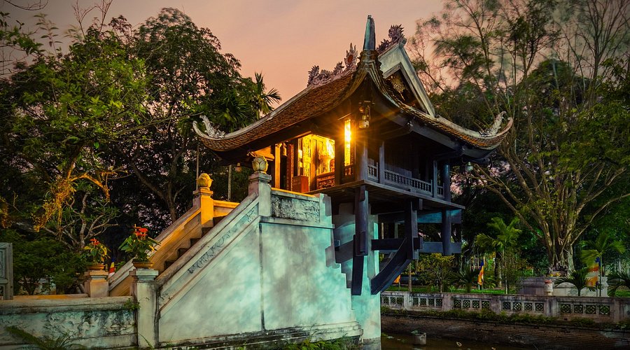 Chùa Một Cột - Hình tượng đài sen giữa hồ nước nhỏ Chùa Một Cột - Hình tượng đài sen giữa hồ nước nhỏ