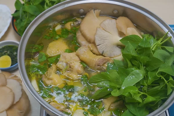 Lẩu gà lá é - Dấu ấn vùng miền tạo nên hương vị riêng