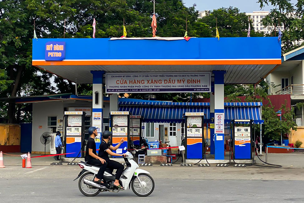 Cây xăng gần đây - Đổ xăng khi bình còn khoảng một phần ba Cây xăng gần đây - Đổ xăng khi bình còn khoảng một phần ba