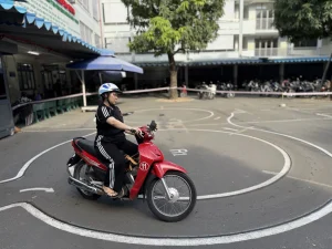 Quy trình các bước thi bằng lái xe A1 trên sân thực tế