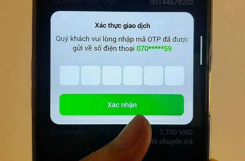 Màn hình điện thoại hiển thị yêu cầu xác thực giao dịch mã OTP