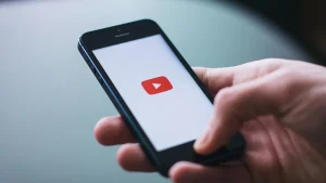 Người dùng sử dụng điện thoại thông minh để xem video trên ứng dụng Youtube