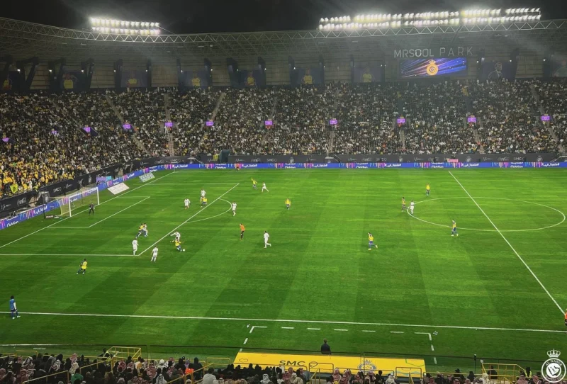 Sân vận động Al Nassr rực rỡ ánh đèn trong một trận đấu bóng đá