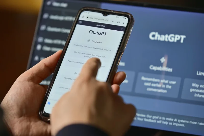 Người dùng sử dụng ChatGPT trên điện thoại để ôn thi lý thuyết lái xe