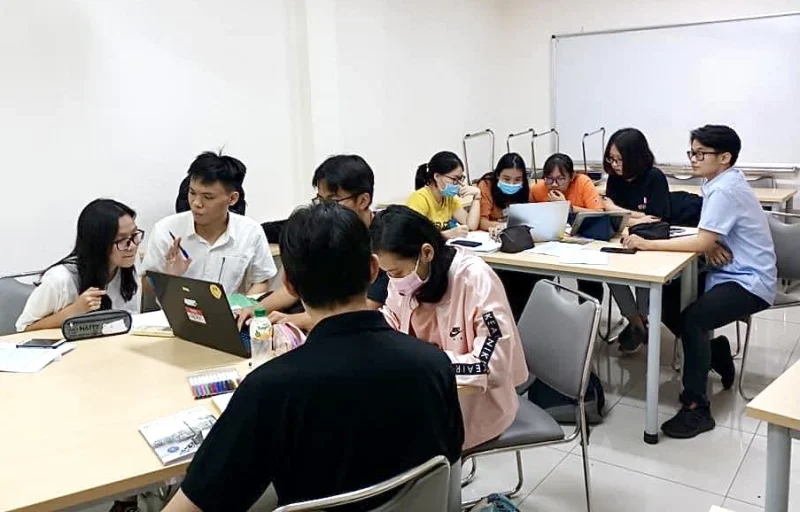 Nhóm học sinh Việt Nam đang học tập và tra cứu từ điển IELTS