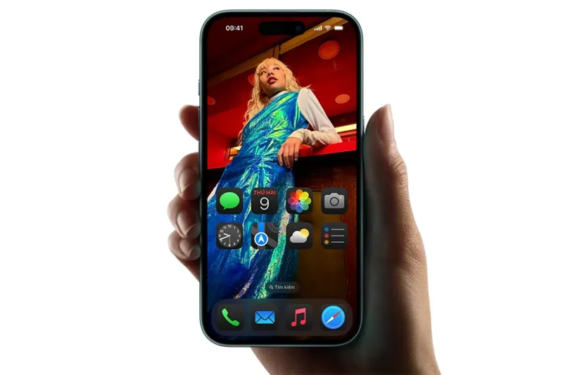 Hình ảnh cận cảnh chiếc iPhone 16 trên tay người dùng