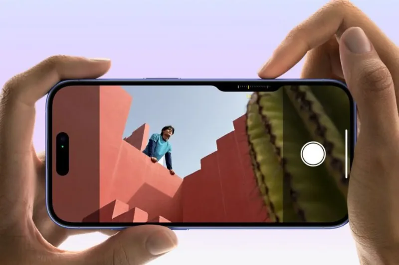 Người dùng đang trải nghiệm chụp ảnh bằng điện thoại iPhone 16 mới