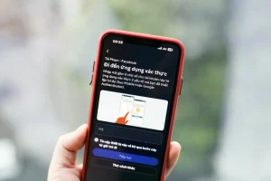 Người dùng sử dụng điện thoại để xác thực bảo mật tài khoản Facebook cá nhân