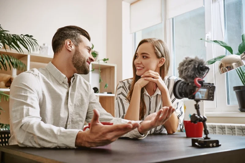 Hai người đang trò chuyện và sử dụng ứng dụng dịch tiếng Anh trên điện thoại