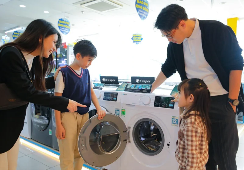 Gia đình Việt chọn mua máy giặt tại cửa hàng điện máy