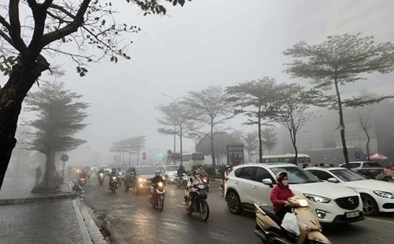 Giao thông đường phố Việt Nam bị ảnh hưởng tầm nhìn do mưa dông lớn