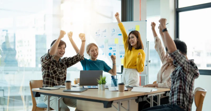 Nhóm thiết kế UI/UX đang thảo luận hào hứng về dự án trên Figma