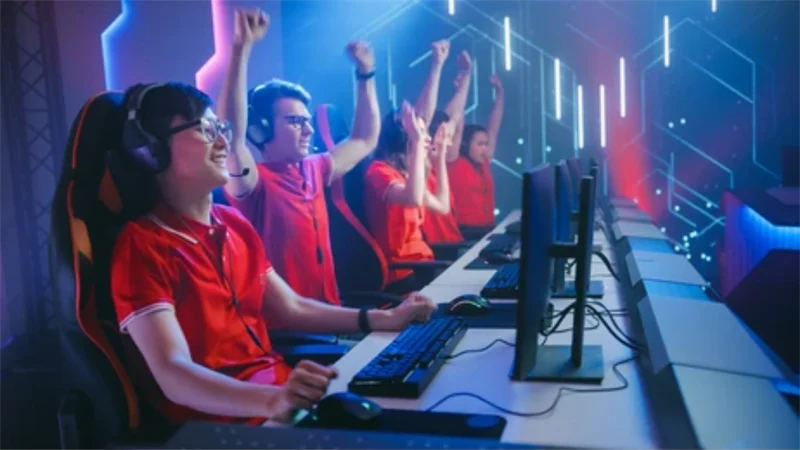 Nhóm game thủ trẻ đang hào hứng chơi game hành động trên máy tính