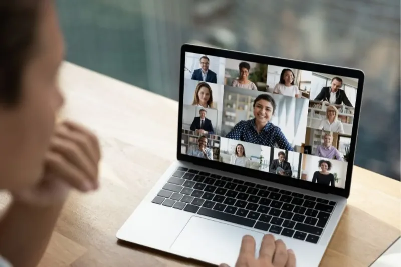 Người dùng đang tham gia cuộc họp trực tuyến trên máy tính qua Google Meet