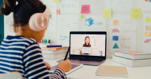 Học sinh tiểu học đang học tiếng Anh trực tuyến tại nhà qua máy tính