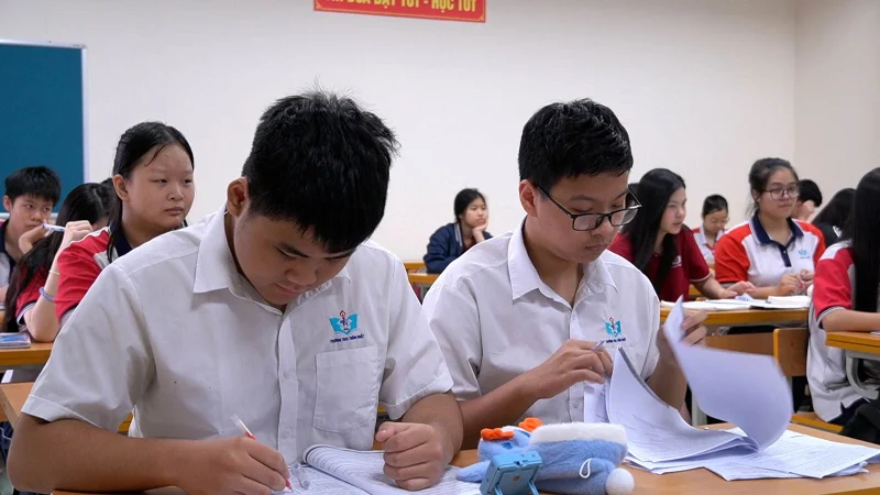 Học sinh Việt Nam tập trung làm bài thi Olympic tiếng Anh trên Internet