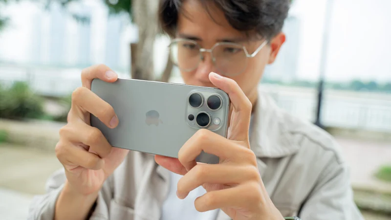 Người dùng trải nghiệm quay phim chuyên nghiệp bằng camera iPhone 15 Pro Max