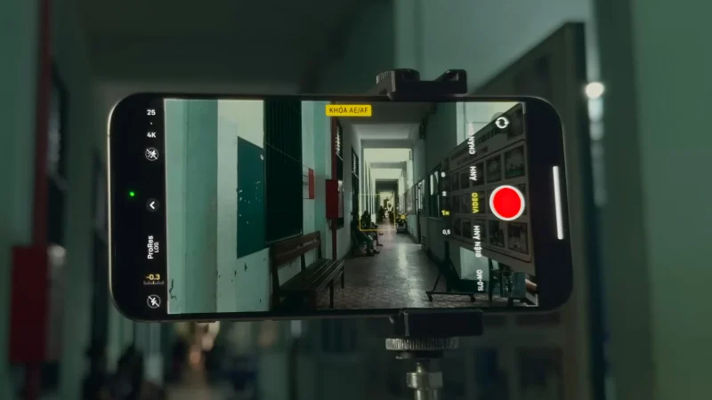 Giao diện quay video chuyên nghiệp trên camera iPhone 15 Pro Max