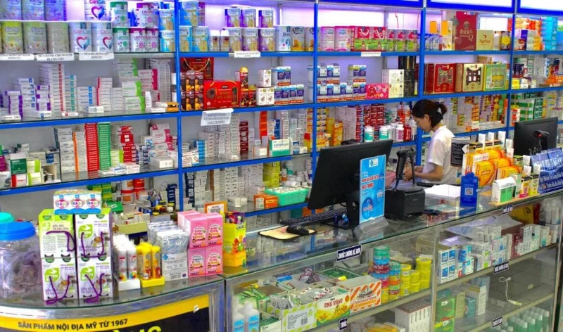 Nhân viên tư vấn thuốc tại quầy thuốc đạt chuẩn GPP uy tín