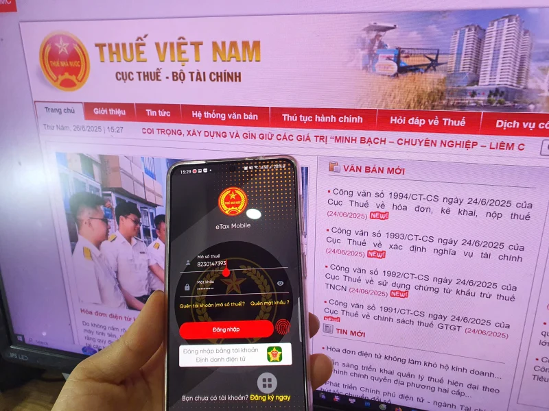 Người dùng tra cứu mã số thuế cá nhân trên ứng dụng eTax Mobile