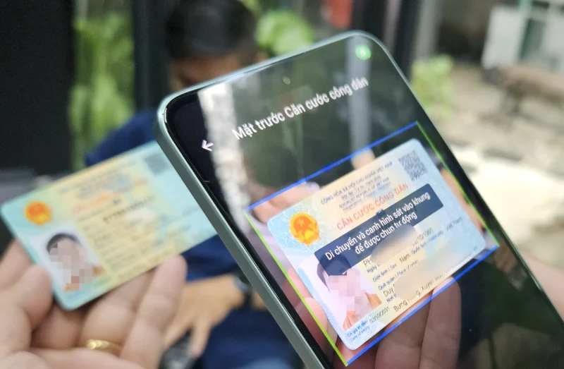 Người dùng thực hiện chụp ảnh CCCD để xác thực tài khoản MB Bank online
