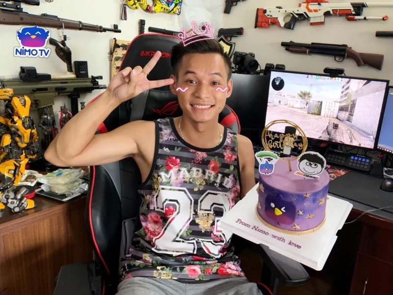 Streamer Việt Nam livestream trên nền tảng Nimo TV trong không gian gaming chuyên nghiệp