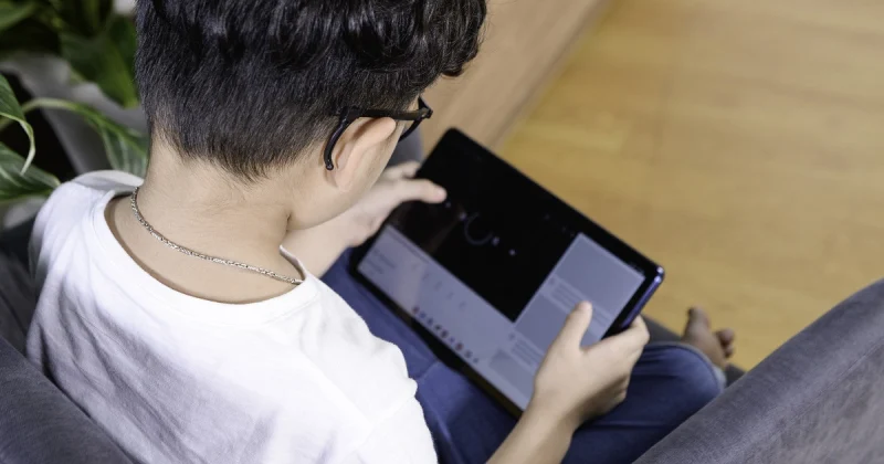 Trẻ em sử dụng máy tính bảng truy cập internet cần được giám sát chặt chẽ