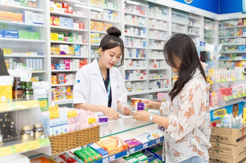 Dược sĩ tư vấn tận tình cho khách hàng tại nhà thuốc Pharmacity