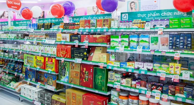 Kệ trưng bày thuốc và thực phẩm chức năng tại nhà thuốc Pharmacity