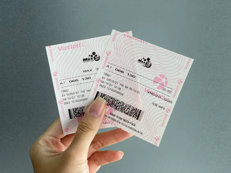 Người chơi cầm trên tay tấm vé số Vietlott may mắn