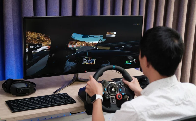 Người chơi trải nghiệm game đua xe mô phỏng trên màn hình máy tính rộng