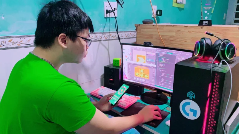 Game thủ đang trải nghiệm nền tảng chơi game trên máy tính và điện thoại