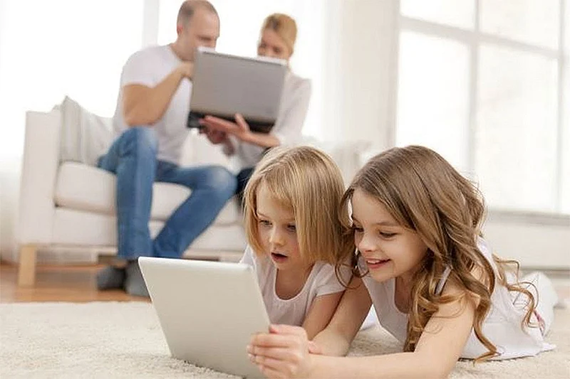 Trẻ em sử dụng thiết bị công nghệ dưới sự giám sát của cha mẹ