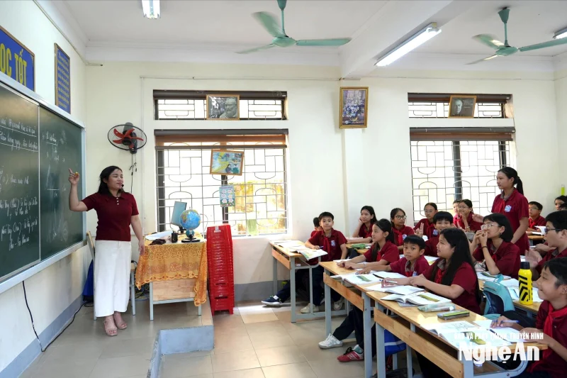 Giáo viên đang giảng bài trong lớp học tại trường học Việt Nam