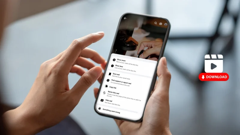 Người dùng thao tác tải video Facebook Reels trên điện thoại thông minh