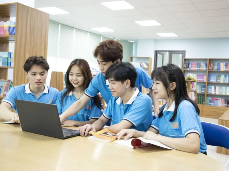 Nhóm sinh viên Việt Nam đang học tập và tra cứu tài liệu tại thư viện