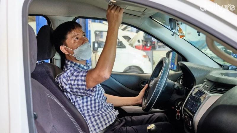 Người lái xe kiểm tra nội thất ô tô trước chuyến đi chơi Trung thu