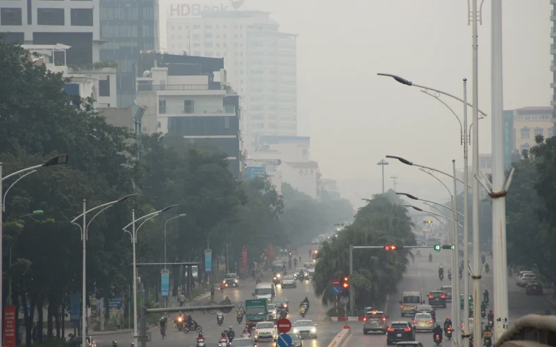 Đường phố Hà Nội mù sương khiến tầm nhìn xa khi lái xe bị hạn chế