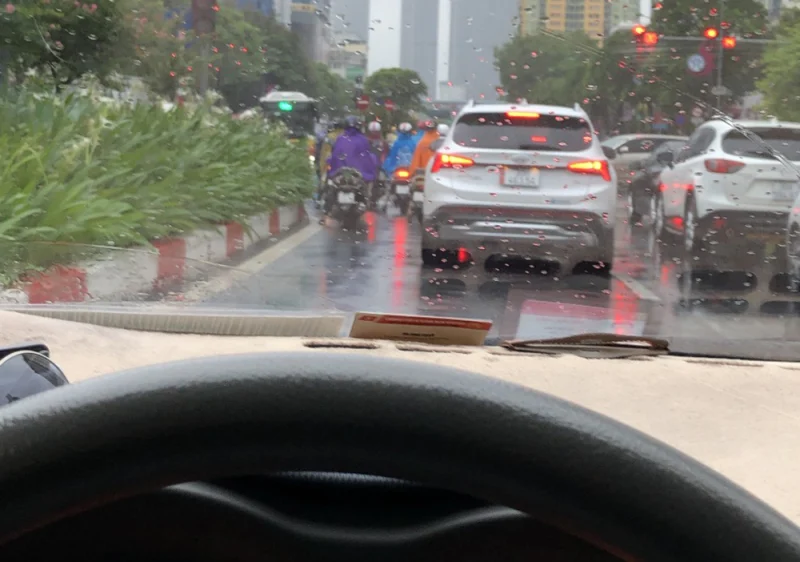Lái xe ô tô trong điều kiện thời tiết mưa giông tại Việt Nam